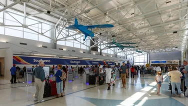 Mira lo que hace este hombre desnudo en el aeropuerto de Fort Lauderdale