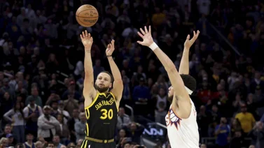 ¡Splash! La imposible jugada de Steph Curry para quitarle la victoria a Phoenix Suns (Video)