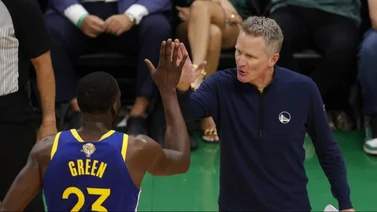 NBA: ¡Para reirse! Mira la graciosa interacción entre Draymond Green y Steve Kerr en pleno juego