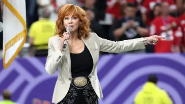 Ella es Reba McEntire, la responsable de cantar el himno en la final del Super Bowl 2024 Ella es Reba McEntire, la responsable de cantar el himno en la final del Super Bowl 2024