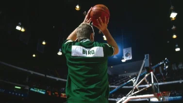 NBA: Mira la vez que Larry Bird fue a un concurso de triples en chaqueta (+Video)