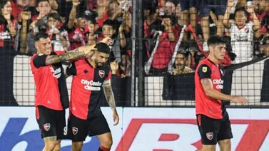 ¡Goles dentro y fuera de la cancha! El curioso mensaje de su esposa a este jugador argentino 