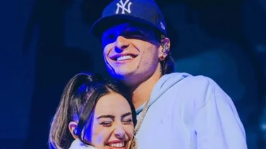 ¡Que te perdone Dios! Captan a Peso Pluma y a Nicki Nicole “montándose los cachos” en público (+Videos)