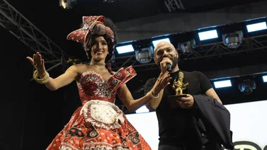 Omar Enrique recibe el “Congo de oro”, la máxima distinción del Carnaval de Barranquilla