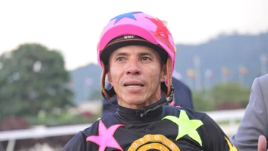 Con este apasionado beso celebra el día de San Valentín esposa de Emisael Jaramillo en sus redes sociales