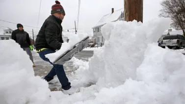 ¿Se queman calorías paleando nieve? Conoce el beneficio de esta actividad 