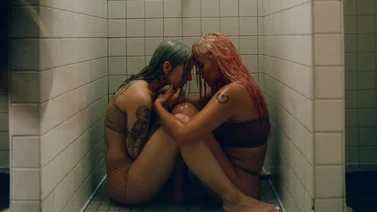 Mira el caliente video con el que Karol G sale del clóset 