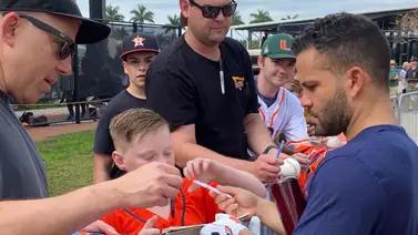 MLB: José Altuve le alegra el día a una aficionada con un regalo especial (+Detalles) MLB: José Altuve le alegra el día a una aficionada con un regalo especial (+Detalles)