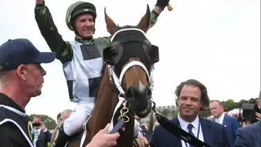 Propietario millonario sorprende al público con una gran propina a su caballerizo Propietario millonario sorprende al público con una gran propina a su caballerizo