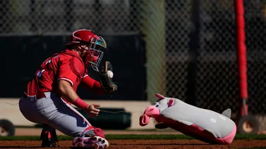 MLB: ¡Con un peluche! Así entrenan los receptores de los Rojos (+Video)