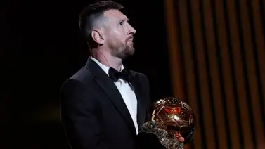 Messi sorprende a todos al regalar su último Balón de Oro Messi sorprende a todos al regalar su último Balón de Oro