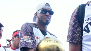 LVBP: ¡Visita de lujo! Tiburones lleva sus trofeos de Liga y Serie del Caribe a un particular lugar (+Video)