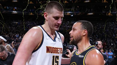 NBA: ¡Qué espectáculo! La insólita clavada de Nikola Jokic por encima de Stephen Curry (+Video)