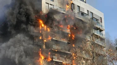 Impresionante incendio arrasa con un edificio en Valencia (+Video)