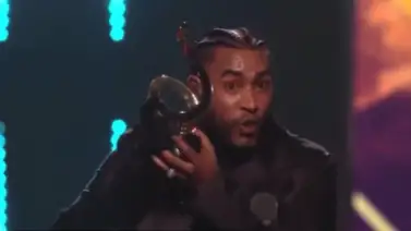 Don Omar “El Rey del Reguetón” recibe el Premio Lo Nuestro Ícono Global y la reacción emociona a todos (+Video) Don Omar “El Rey del Reguetón” recibe el Premio Lo Nuestro Ícono Global y la reacción emociona a todos (+Video)