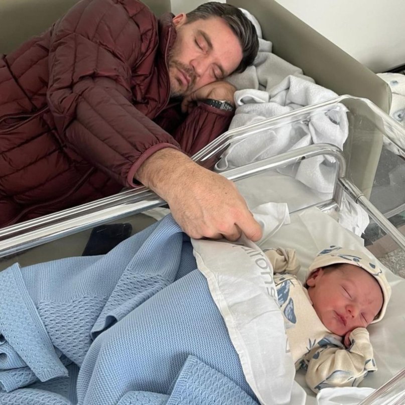 Los primeros días de Julián Gil con su bebé se han robado toda la atención en las redes sociales