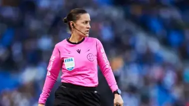 Árbitra española sufre impactante accidente y es retirada en camilla por esta razón Árbitra española sufre impactante accidente y es retirada en camilla por esta razón