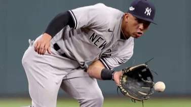 MLB: ¡Comiquita! Oswald Peraza comete este error y le regala una carrera a Filadelfia (+Video)