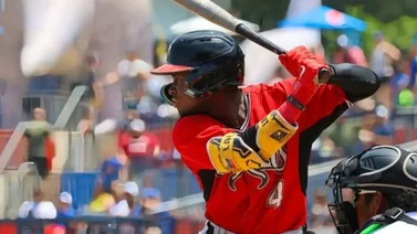 MLB: Este prospecto venezolano de Milwaukee luce con esta atrapada 
