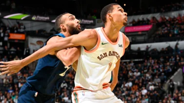 NBA: ¡Impresionante! Rudy Gobert la clavó sobre la marca de Wembanyama