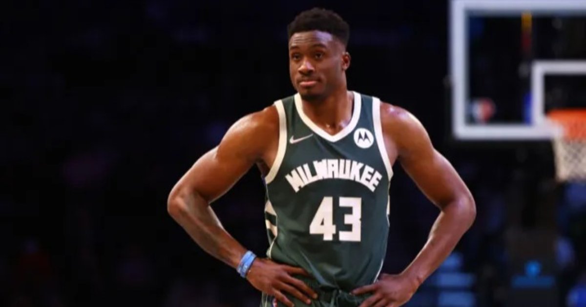 The king of mistakes!  Giannis Antetokounmpo's brother is making another laughing stock of himself with the Milwaukee Bucks