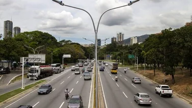 ¿Caos en Caracas? Transeúntes se ven obligados a caminar por autopista Gran Cacique Guaicaipuro, esta es la razón 