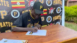 ¡Lanza fuego! Pitcher de Uganda tiene pitcheos por encima de las 100 mph