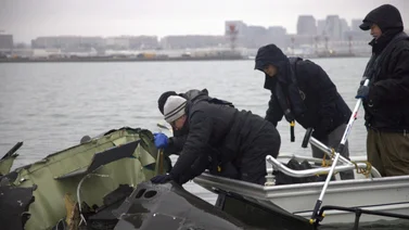 Extraen restos de aeronaves siniestradas del río Potomac