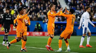 El Santiago Bernabéu se prepara para recibir una nueva edición del derbi madrileño El Santiago Bernabéu se prepara para recibir una nueva edición del derbi madrileño