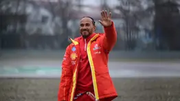 Lewis Hamilton recibe una dura advertencia de seis meses en Ferrari
