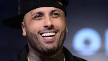 Nicky Jam desata polémica por un beso a su suegra Nicky Jam desata polémica por un beso a su suegra