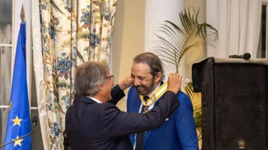 Juan Luis Guerra es condecorado por España