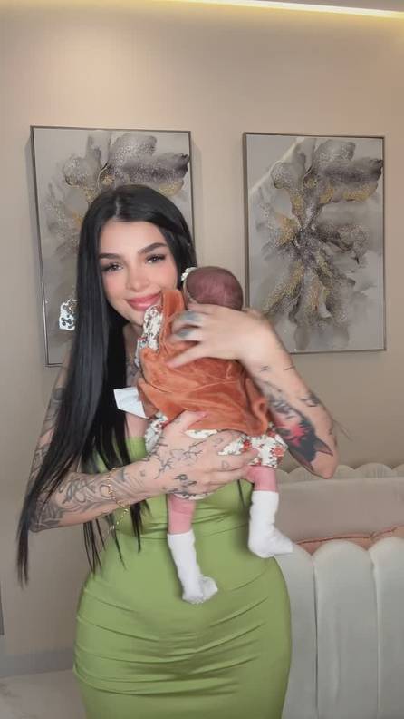 Mira cómo Karely Ruiz presentó a su bebé (+Video)