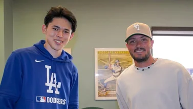MLB: Roki Sasaki tuvo un emotivo gesto con Miguel Rojas tras cederle el número 11 (+Video)