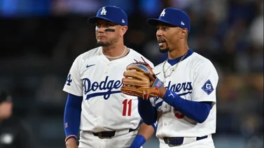 MLB: Miguel Rojas se convierte en el profesor de Mookie Betts (+Video)