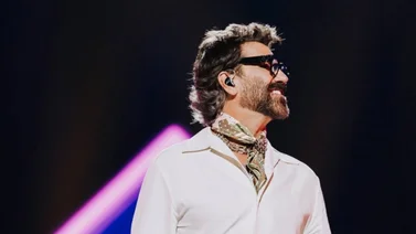 Alejandro Fernández recibe el Premio Lo Nuestro a la Excelencia