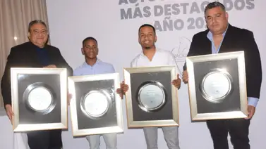 Entrenador venezolano Luis Valerón recibió galardón como campeón en República Dominicana Entrenador venezolano Luis Valerón recibió galardón como campeón en República Dominicana