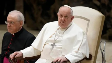 Médicos del Papa Francisco: Responde al tratamiento pero "no está fuera de peligro" (+Video)