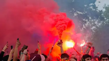 Policía carga contra los fanáticos del Barcelona en la llegada a Montjuic (+Video) Policía carga contra los fanáticos del Barcelona en la llegada a Montjuic (+Video)