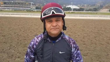 Álvaro Finol resteado con dos ejemplares que le gustan mucho para ganar este domingo en La Rinconada Álvaro Finol resteado con dos ejemplares que le gustan mucho para ganar este domingo en La Rinconada