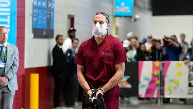 Jugador de los Patriots llega esposado al Súper Bowl LX Jugador de los Patriots llega esposado al Súper Bowl LX