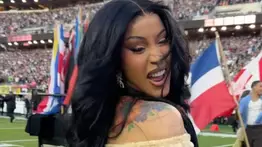 Cardi B tiene un accidente en pleno concierto y culpa al gobierno de Estados Unidos