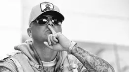 El reggaetonero Wisin ratifica su fe y se bautiza en el Río Jordán