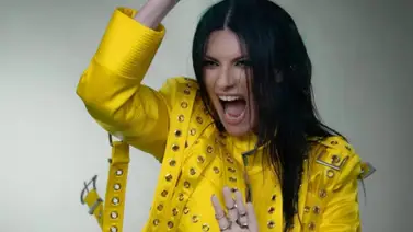 Fan de Laura Pausini cruza los límites y le toca un seno Fan de Laura Pausini cruza los límites y le toca un seno
