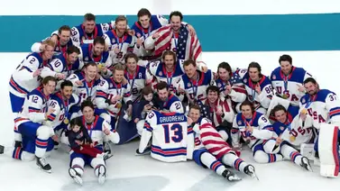 EE.UU. gana oro en hockey con emotivo homenaje en Juegos de Invierno EE.UU. gana oro en hockey con emotivo homenaje en Juegos de Invierno