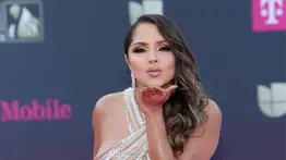 Luz Kelly Pinto brilla en la Alfombra Magenta de Premio Lo Nuestro 2026