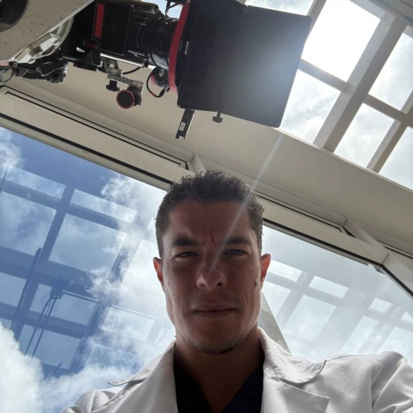 Actor venezolano destaca en la nueva serie de Netflix