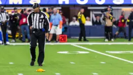 Justicia desde las alturas: la NFL debate permitir que la repetición lance pañuelos