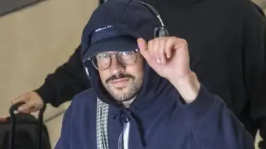 Bad Bunny es pillado en una playa de Australia con quien sería su novia actual Bad Bunny es pillado en una playa de Australia con quien sería su novia actual