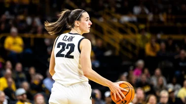 ¿Quién es Caitlin Clark, la máxima anotadora del baloncesto universitario de Estados Unidos?